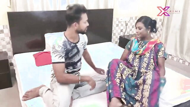 Desi MILF and man having sex on bed