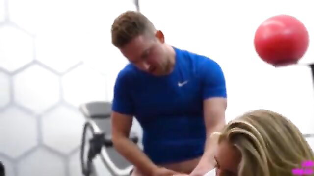 Bonnie Blue gym sex with trainer stretching her holes