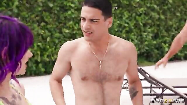 Purple-haired babe blows Leo Valentino poolside POV in steamy session