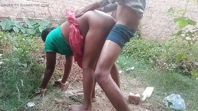 Indian girl in green top red saree fucked doggystyle outdoors by boyfriend