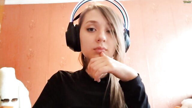 Lucy Blush teen webcam slut in headphones posing sexy