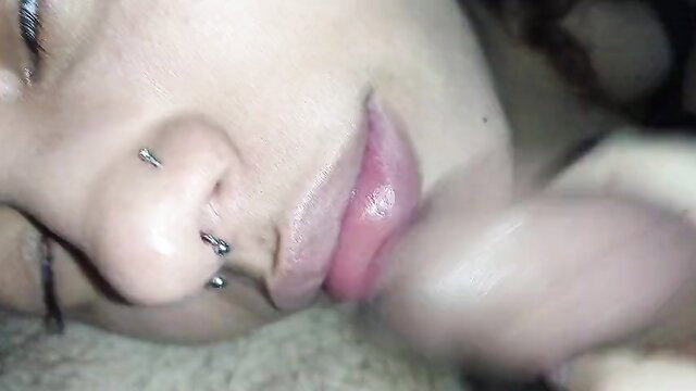 Rei da Safadeza's plump lips glazed in cum closeup blowjob