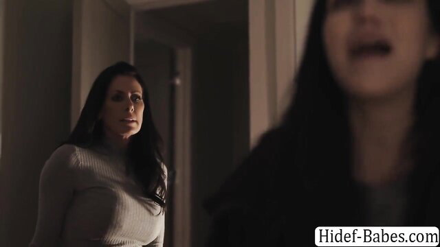 MILF Reagan Foxx licks stepdaughter Jade Baker closeup