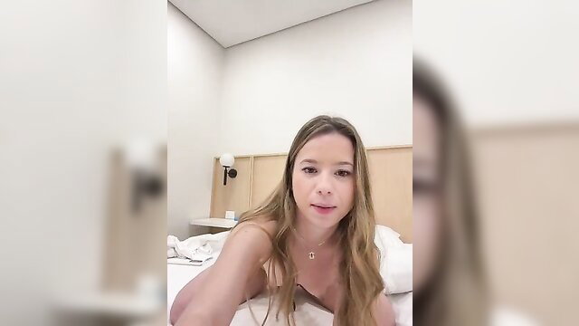 Norabbyxox topless teen brunette teases in bed on Stripchat