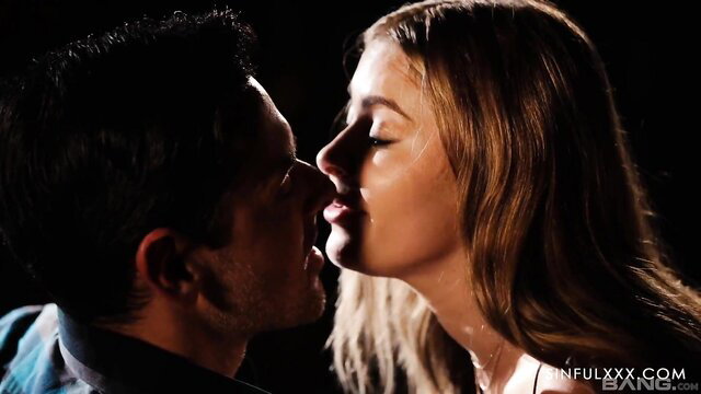 Anna Clouds passionate kiss in hot threesome