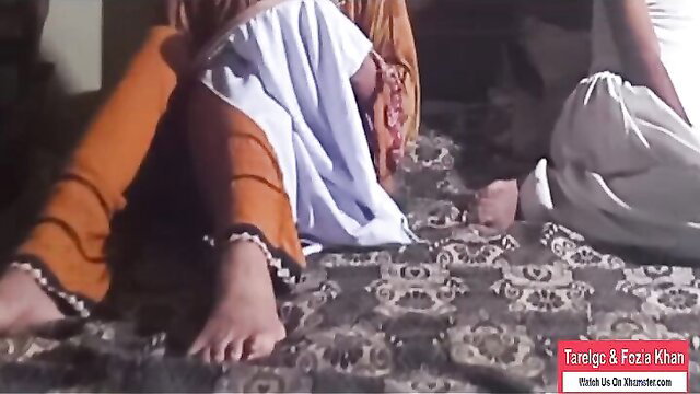 Desi Fozia Khan in orange salwar kameez with Pakistani bf on bed