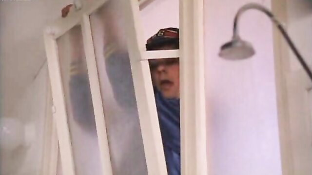 Tatjana Simic peeking from shower in Flodder wet nude scene