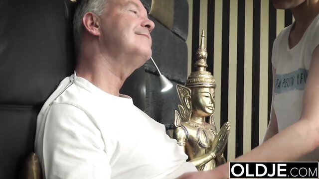 Horny teen begs old man for cum in mouth - Oldje
