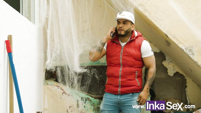 Venezolana muscular en chaleco rojo llama salvaje en patio