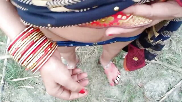 Desi village Bhabhi lifting saree exposing pussy outdoors in jungle