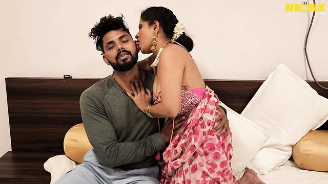 Desi babe in pink saree passionately kisses client on bed