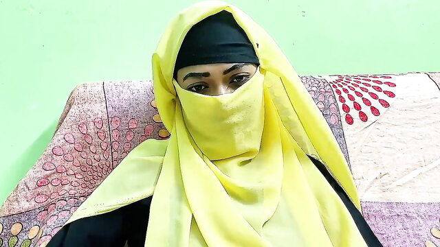 Arab amateur MILF in yellow niqab and hijab, seductive eyes