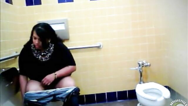 Lovely Brazilian fattie urinating hard in public restroom