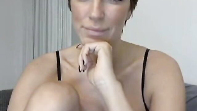 Big assed webcam model with huge tits in black lingerie posing seductively