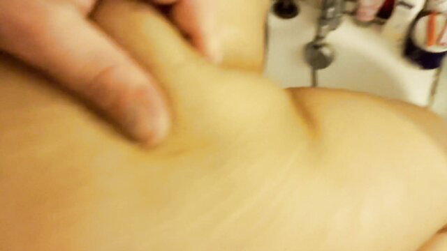 Ashlay_thomass amateur closeup of big yellow ass grabbed by hand in bathroom