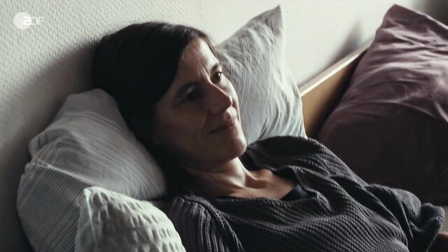 Minna Wundrich nude in bed smiling, Ivo 2024 celeb tits scene