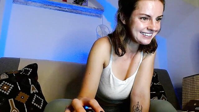 Pamelalogan natural young shy Chaturbate gamer girl smiling in tank top