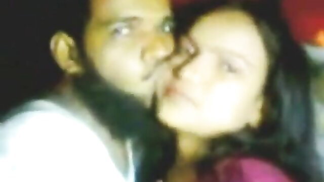 Desi Indian aunty kissed by bearded Muslim neighbor in homemade clip