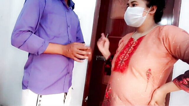 Indian amateur BBW mom in salwar kameez with guy at door