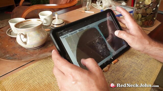 Zaawaadi with Redneck John viewing Milky Way on tablet