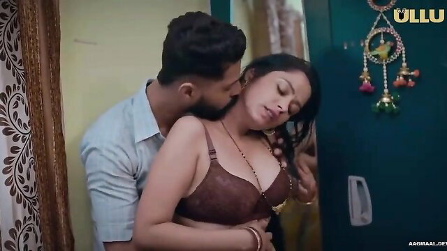 Big boobs Indian aunty in brown bra passionately kissed by man in Ullu sex scene