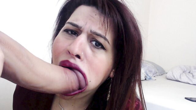 Brunette step-sis deepthroats huge cock in amateur facefuck preview