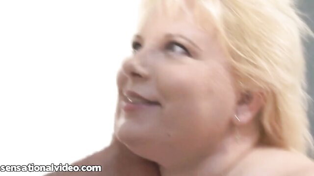 Horny blonde BBW granny June Kelly smiling nude closeup