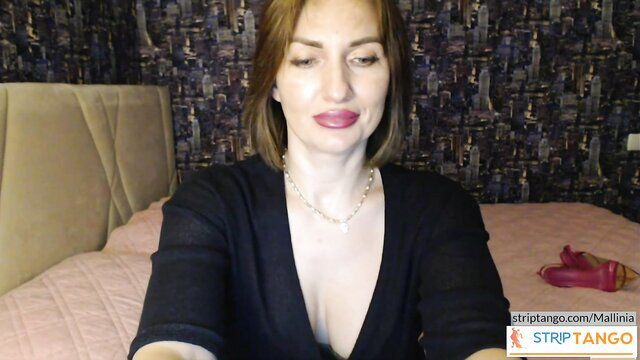 Mallinia brunette MILF in deep cleavage top on cam at stripTango