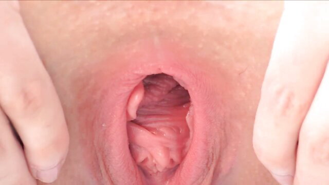 Pretty Anglo-Saxon babe's trimmed pussy stretched by water bottle insertion