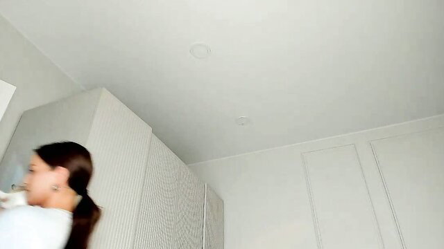 XXX Leila dark hair natural big tits chatr stream orgasm tease