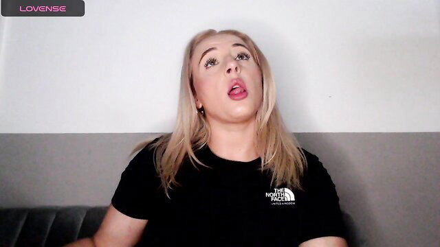 Strongqueen blonde curvy camgirl moaning in orgasm face closeup