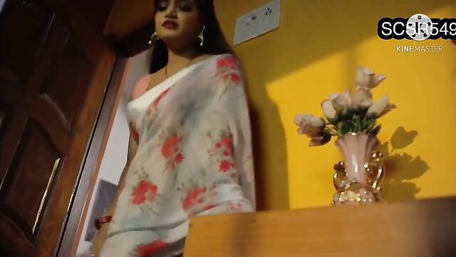 Super hot Desi bhabhi in sheer saree, seductive pose