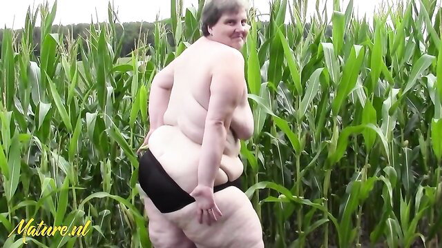 Gorgeous BBW MILF nude in cornfield, thick ass and big tits outdoor solo