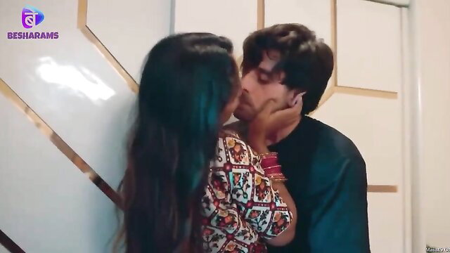 Indian bhabhi passionately kissing desi hunk in Pati Patni web series