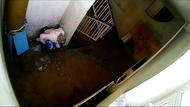 Spy cam catches amateur woman pissing on dirty floor in stairwell