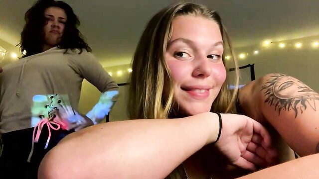 Brookieboooo Chaturbate camgirl smiling with tattoos, natural tits out