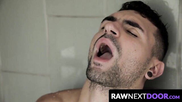 Scotty Zee moans in ecstasy in steamy shower bareback with Ian Greene