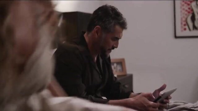 Gerard Butler lookalike in suit on bed, Secretos de una Pasion celeb scene