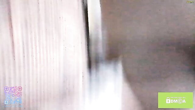 Maestittsworth naked tits show in blurry webcam video