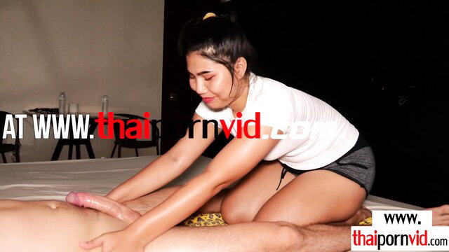 Thai MILF Chompoo handjobs farang's big white cock in amateur massage