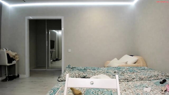 Yana_squrel_22 nude on bed, legs spread pussy play Chaturbate