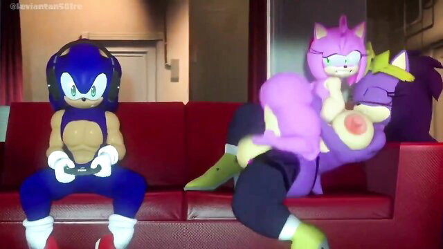 Sonic cuckold porn: Amy Rose & Sticks finger pussy on couch while Sonic games
