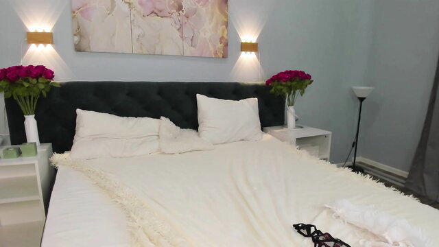 Ameli_shell skinny teen on bed with roses, Chaturbate amateur