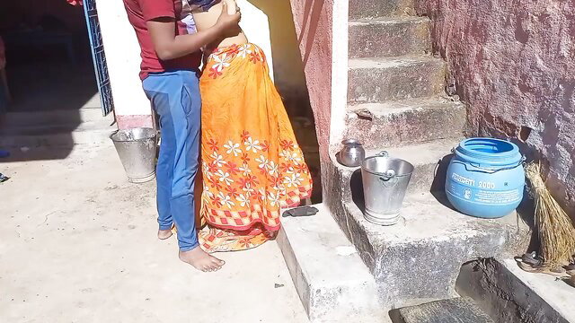 Indian bhabhi in saree kneels for outdoor neighbor blowjob