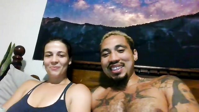 Augs420 tattooed camgirl and bf shirtless selfie on bed, Chaturbate couple
