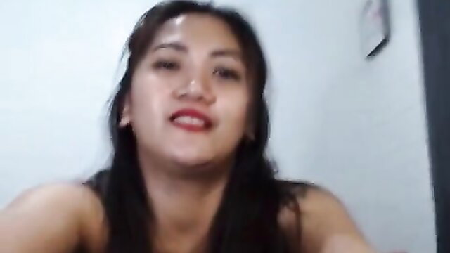 Topless Filipina cam girl ohnikkie69 smiling seductively