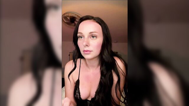 Daisyraexo in black lace lingerie showing cleavage, Chaturbate amateur