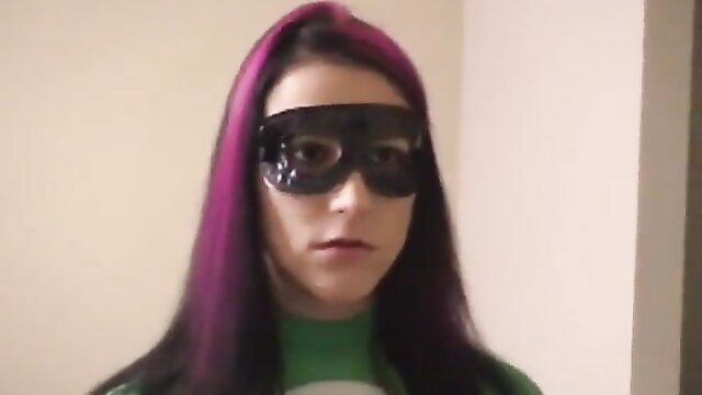 Super Woman Savannah Costello in green costume and black mask cosplay