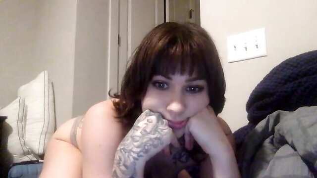 theesinfulseven777 sexy tattooed cutie in lingerie on bed