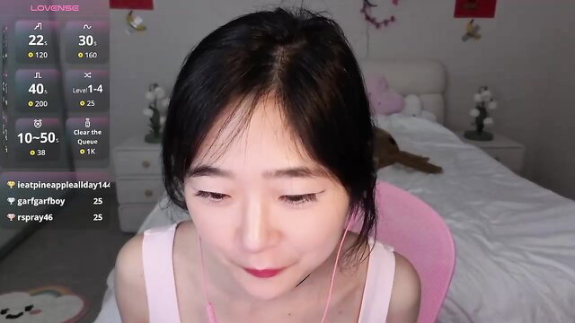 Cozykorean topless Korean camgirl closeup, sexy lips and eyes